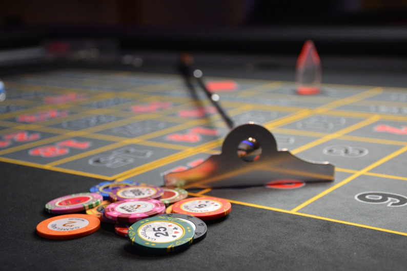 Weekly 10% cashback promotion with poker chips at RedTiger Asean